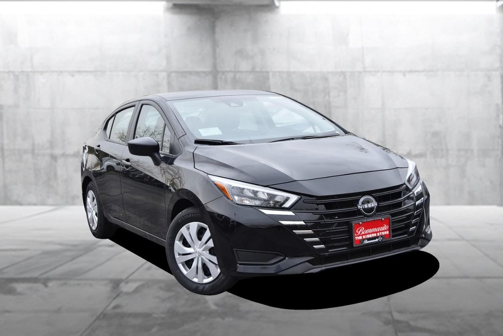 Nissan Versa Vehicle Full-screen Gallery Image 2