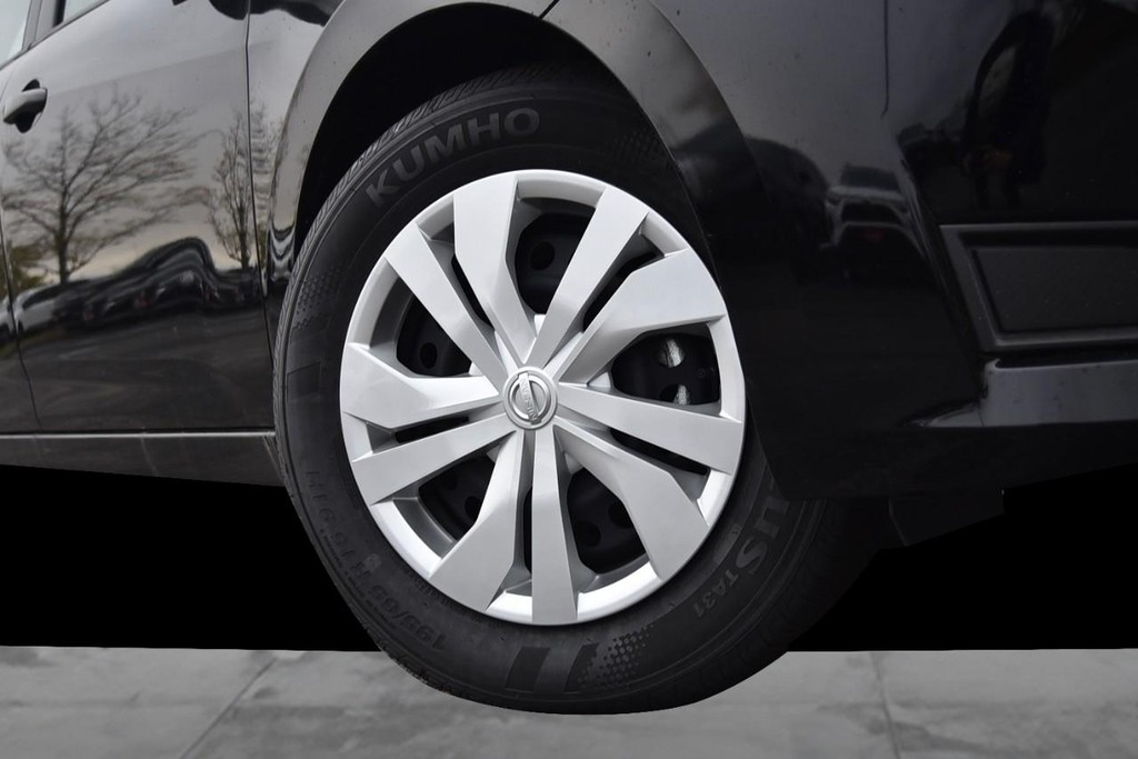 Nissan Versa Vehicle Full-screen Gallery Image 3