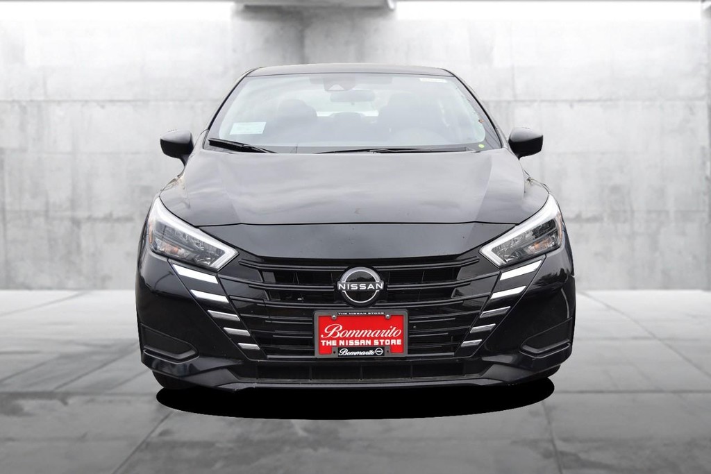 Nissan Versa Vehicle Full-screen Gallery Image 4