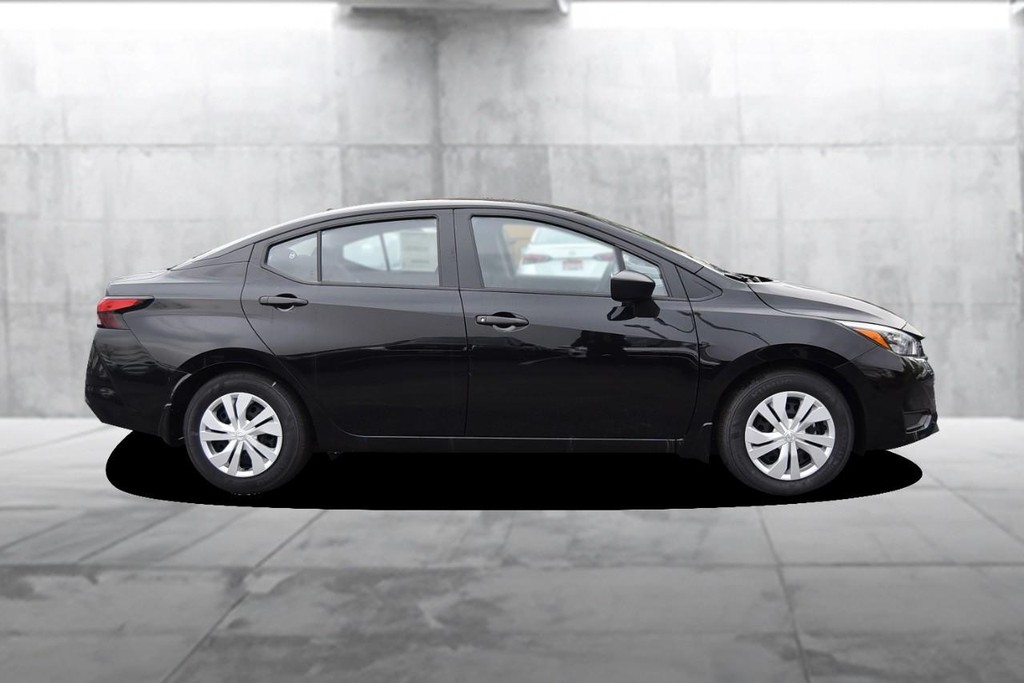 Nissan Versa Vehicle Full-screen Gallery Image 5