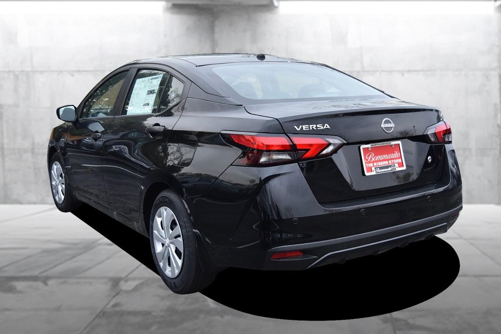 Nissan Versa Vehicle Full-screen Gallery Image 7