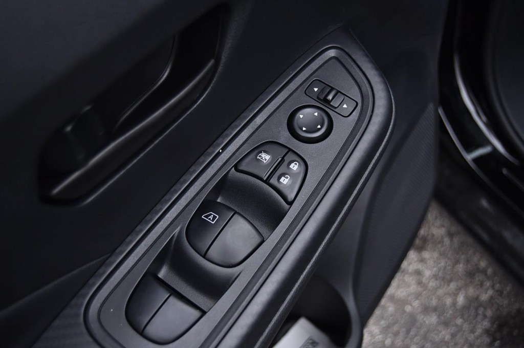 Nissan Versa Vehicle Full-screen Gallery Image 9