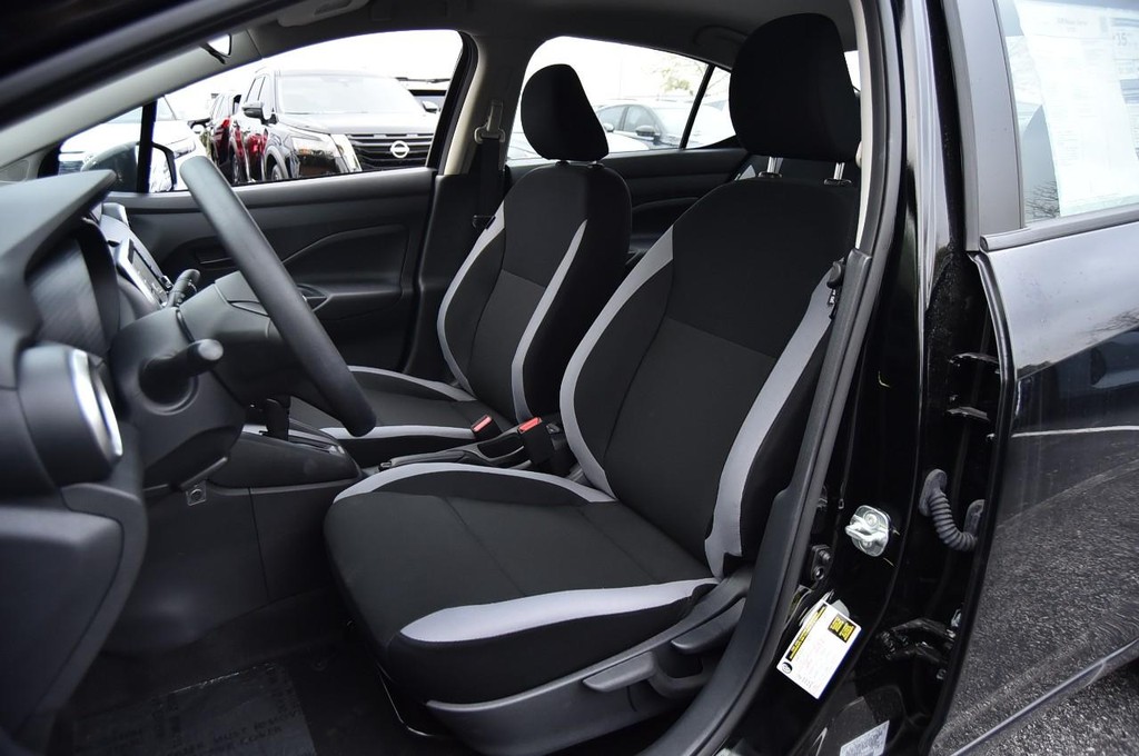 Nissan Versa Vehicle Full-screen Gallery Image 17