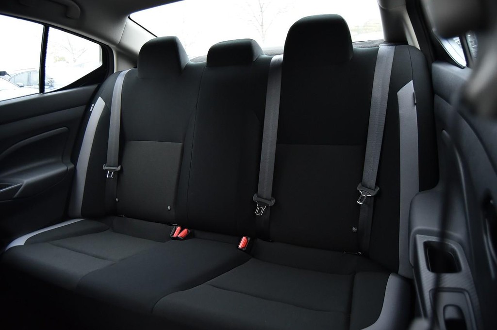 Nissan Versa Vehicle Full-screen Gallery Image 19