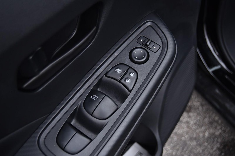 Nissan Versa Vehicle Image 09