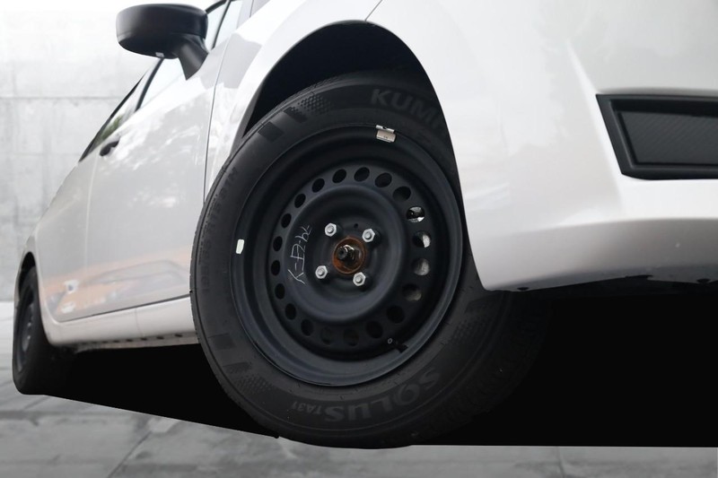 Nissan Versa Vehicle Image 03