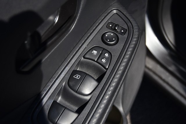 Nissan Versa Vehicle Image 09