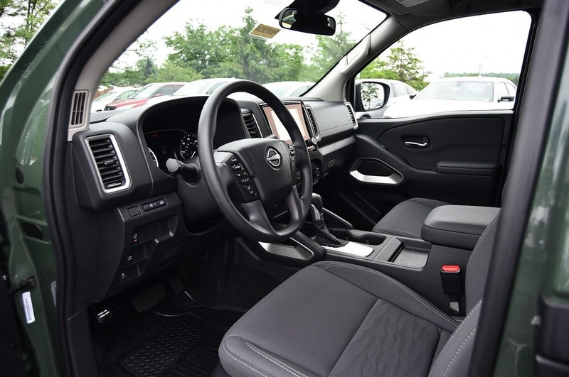Nissan Frontier Vehicle Image 09