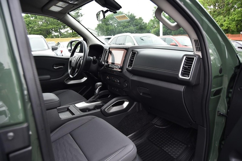 Nissan Frontier Vehicle Image 10