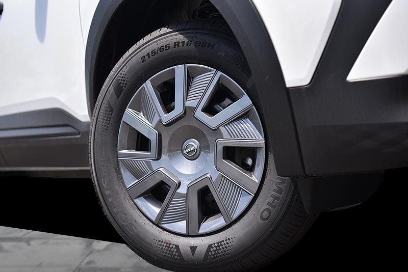 Nissan Kicks Vehicle Image 03