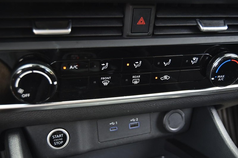 Nissan Rogue Vehicle Image 15