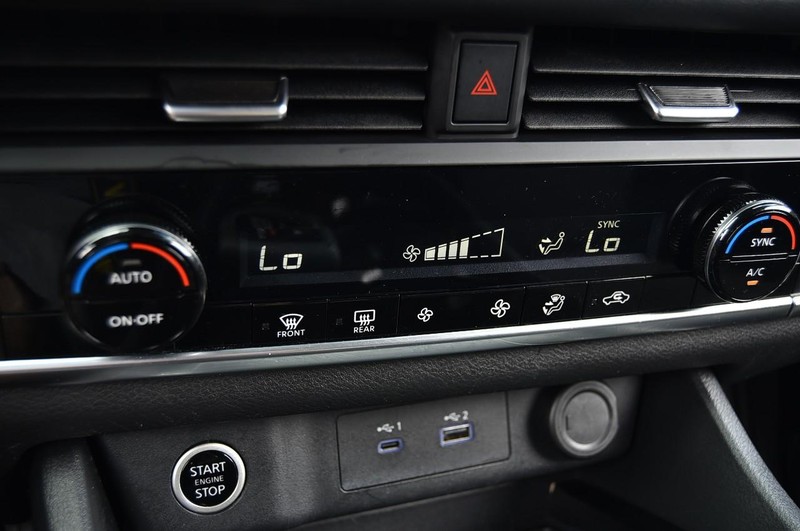 Nissan Rogue Vehicle Image 15