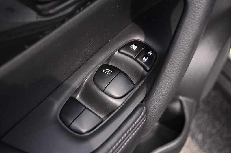Nissan Rogue Vehicle Image 09