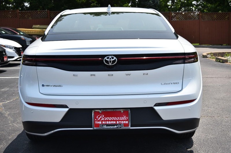 Toyota Crown Vehicle Image 06