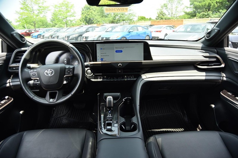 Toyota Crown Vehicle Image 08