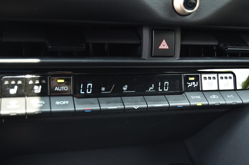 Toyota Crown Vehicle Image 16