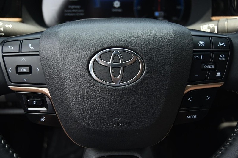 Toyota Crown Vehicle Image 21