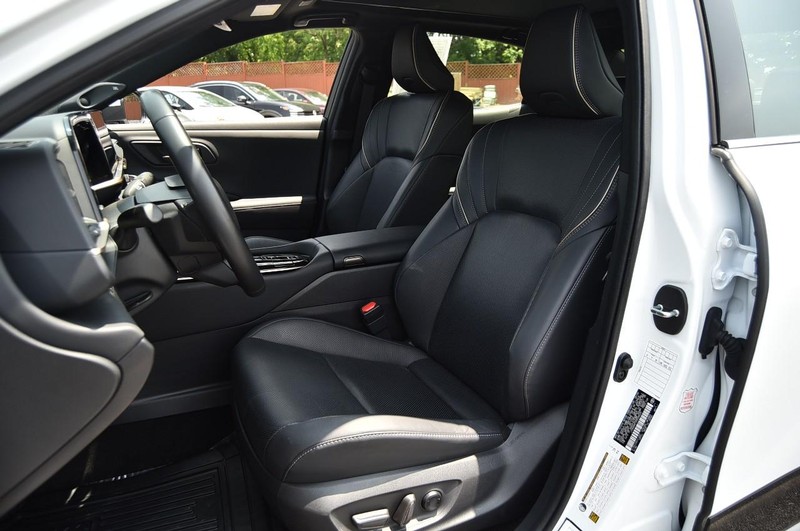 Toyota Crown Vehicle Image 22