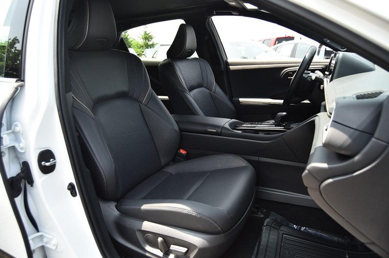 Toyota Crown Vehicle Image 23