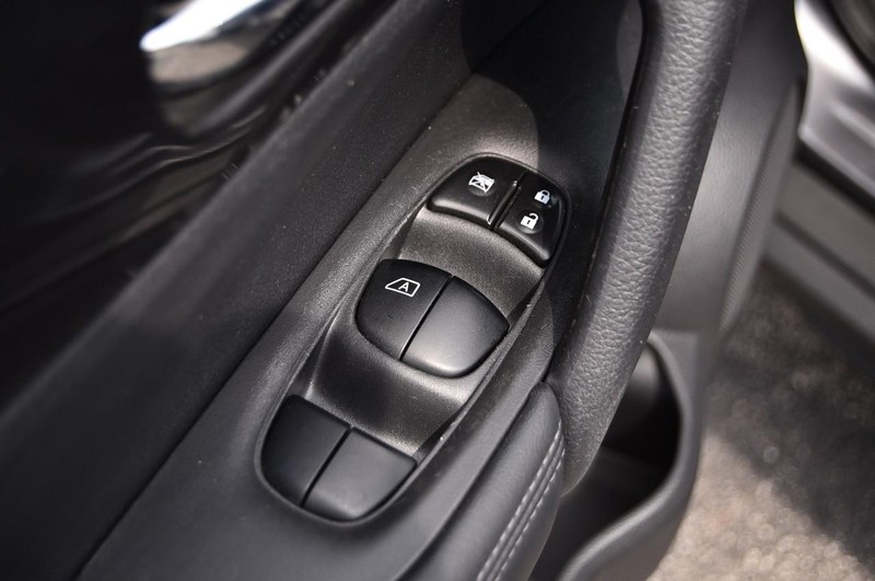 Nissan Rogue Vehicle Image 09