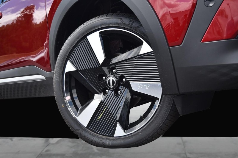 Nissan Kicks Vehicle Image 03