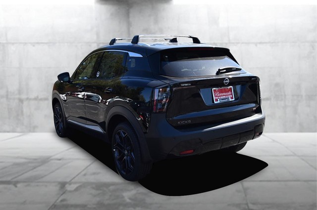 Nissan Kicks Vehicle Full-screen Gallery Image 7
