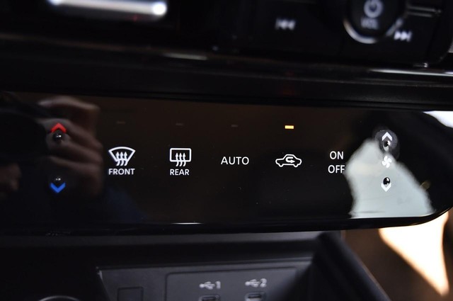 Nissan Kicks Vehicle Full-screen Gallery Image 18