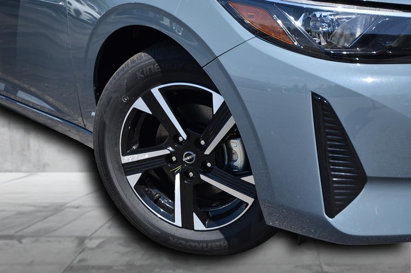 Nissan Sentra Vehicle Image 03