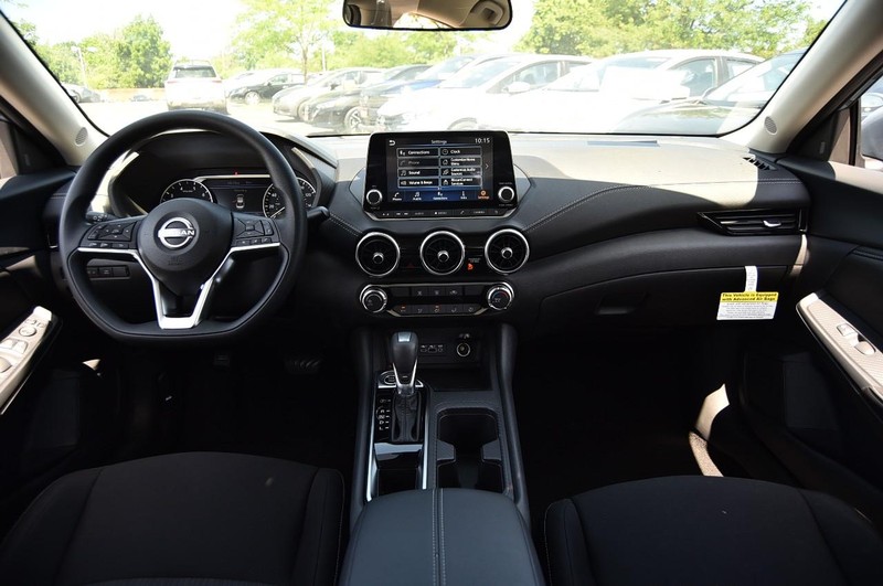 Nissan Sentra Vehicle Image 08