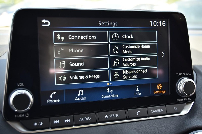 Nissan Sentra Vehicle Image 14