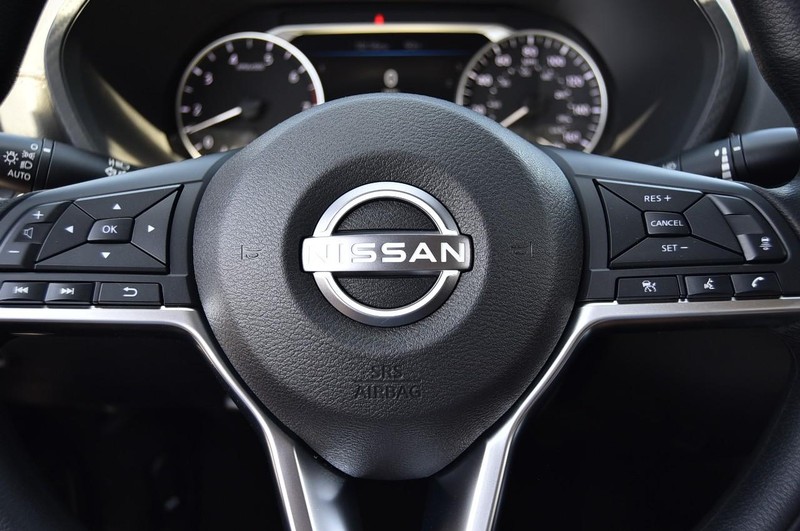 Nissan Sentra Vehicle Image 18