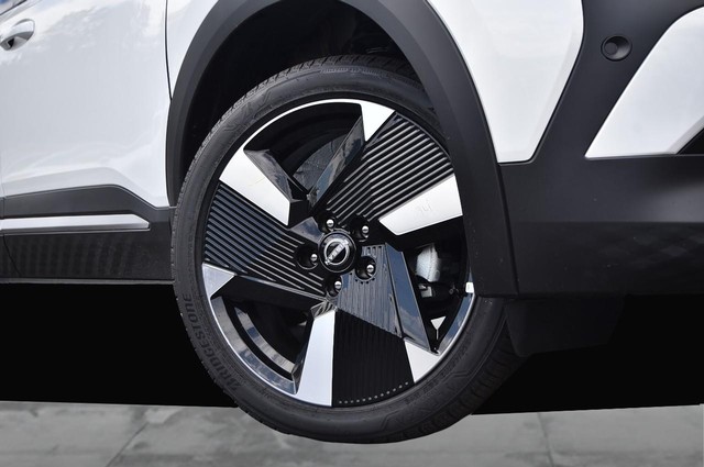 Nissan Kicks Vehicle Image 03