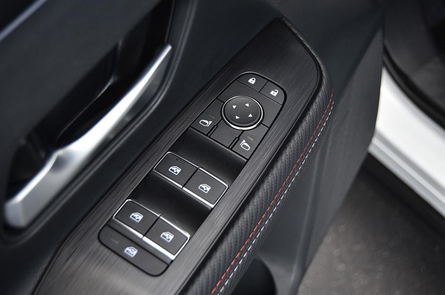 Nissan Kicks Vehicle Image 09