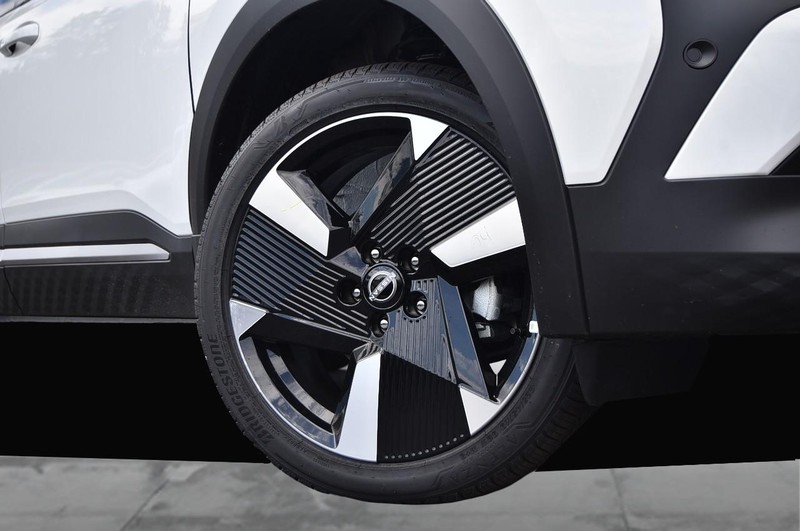 Nissan Kicks Vehicle Image 03