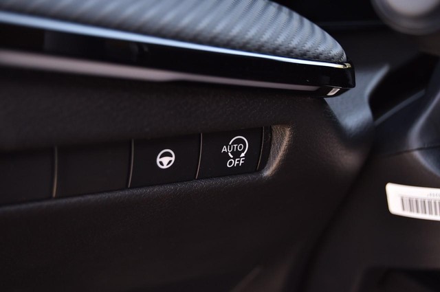 Nissan Kicks Vehicle Full-screen Gallery Image 11