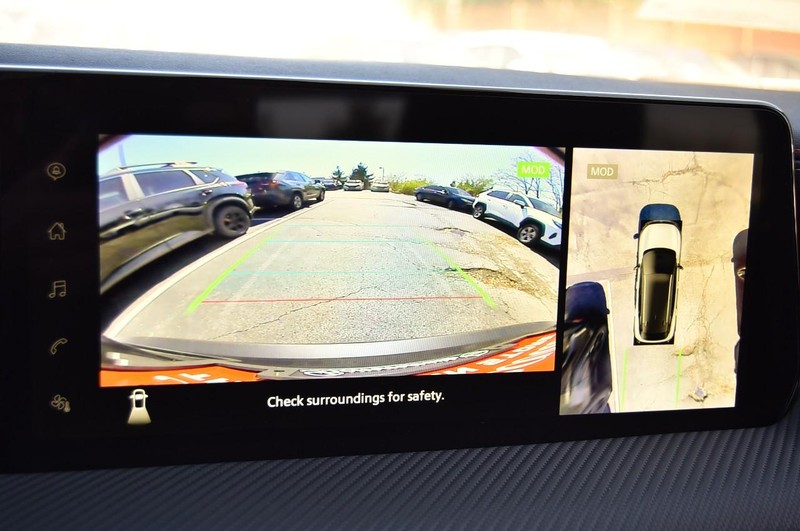 Nissan Kicks Vehicle Full-screen Gallery Image 13