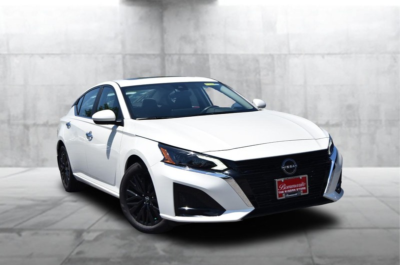 Nissan Altima Vehicle Image 02