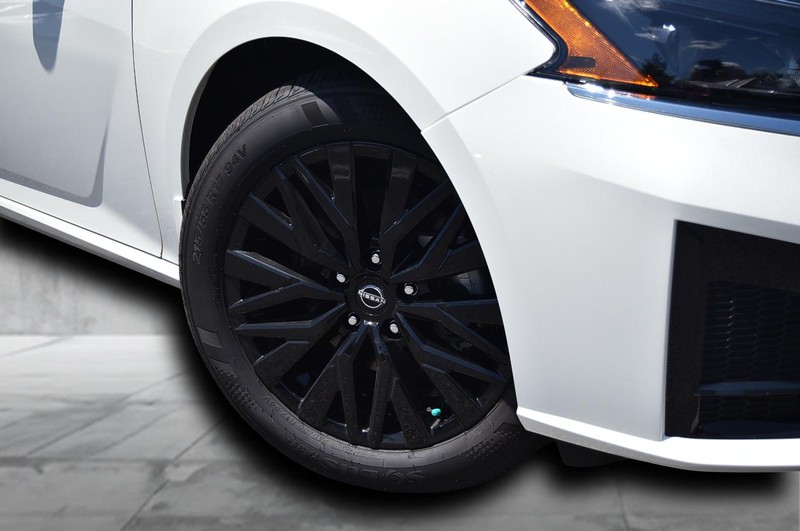 Nissan Altima Vehicle Image 03