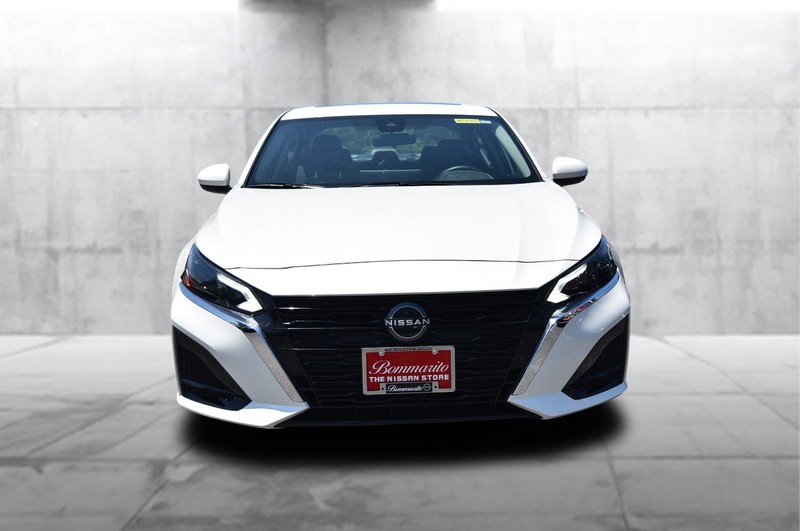 Nissan Altima Vehicle Image 04