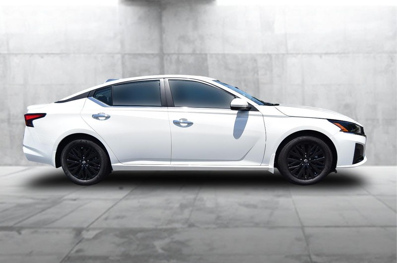 Nissan Altima Vehicle Image 05