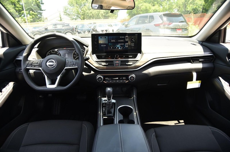 Nissan Altima Vehicle Image 08
