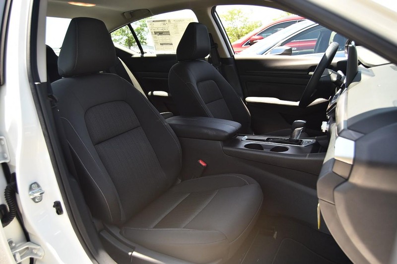 Nissan Altima Vehicle Image 20