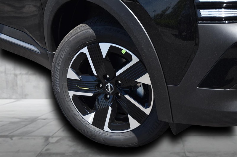 Nissan Kicks Vehicle Image 03