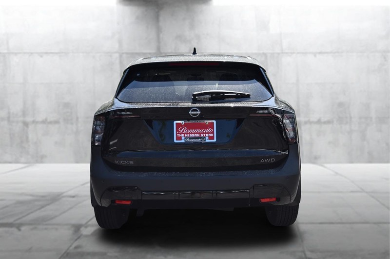 Nissan Kicks Vehicle Image 06