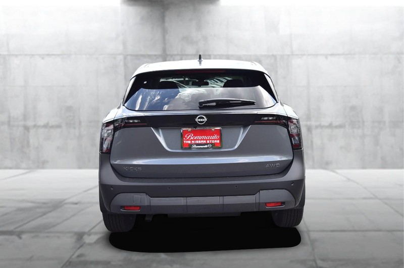 Nissan Kicks Vehicle Image 06