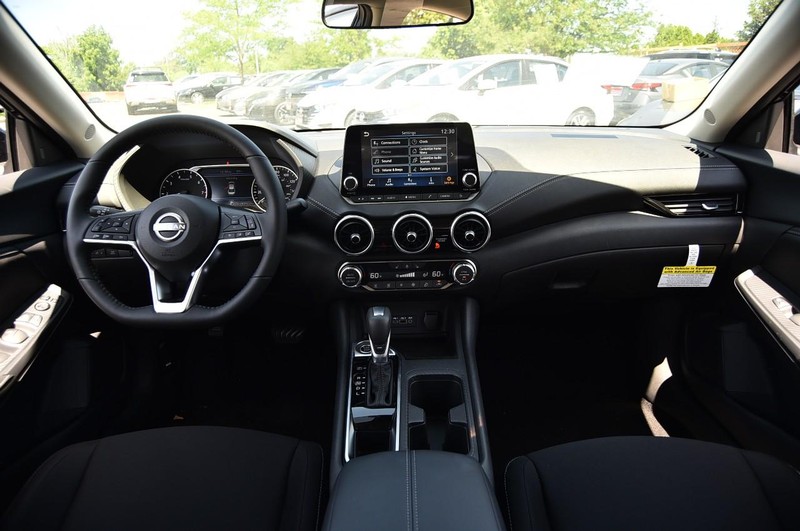 Nissan Sentra Vehicle Image 08