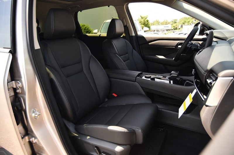 Nissan Rogue Vehicle Image 21