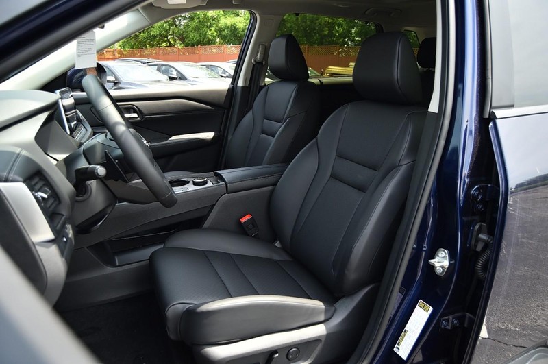 Nissan Rogue Vehicle Image 19