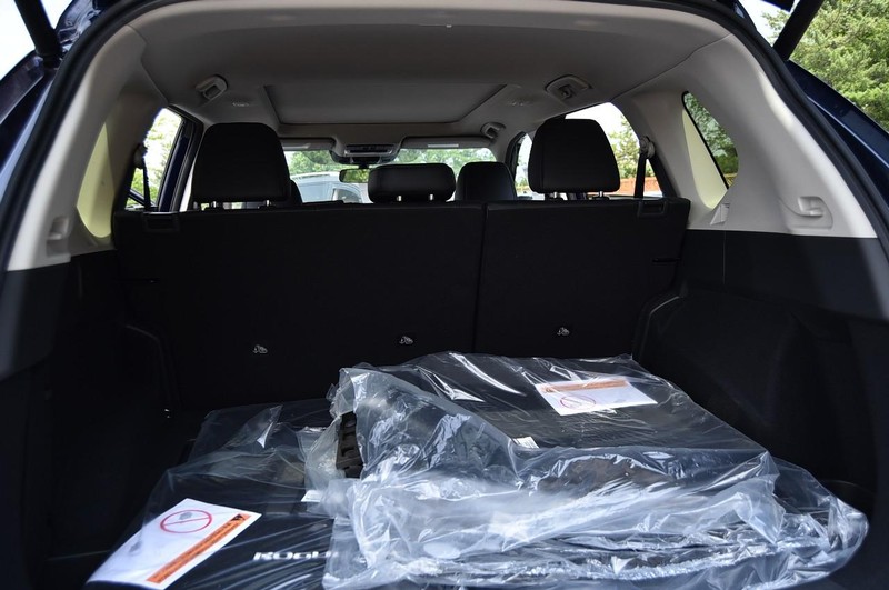 Nissan Rogue Vehicle Image 25
