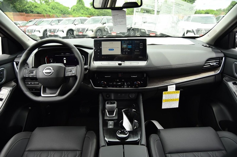 Nissan Rogue Vehicle Image 08